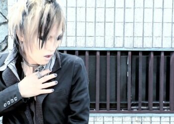 ゴールデンボンバー「女々しくて」MV